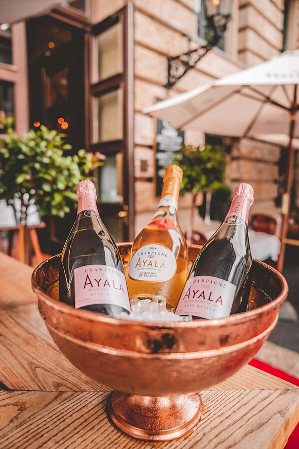 Champagner in Kühler auf Terrasse